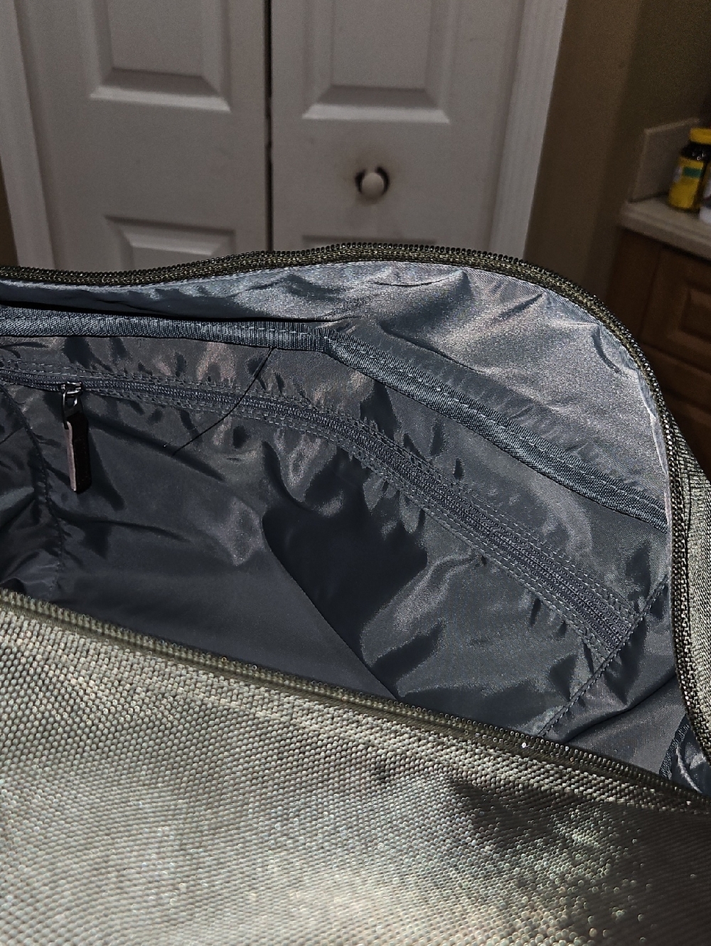 LARGE DUFFLE BAG, NEW! DESIGNER Carry On Bag, 24"X12" DUFFLE BAG, ABERCROMBIE - Picture 6 of 8